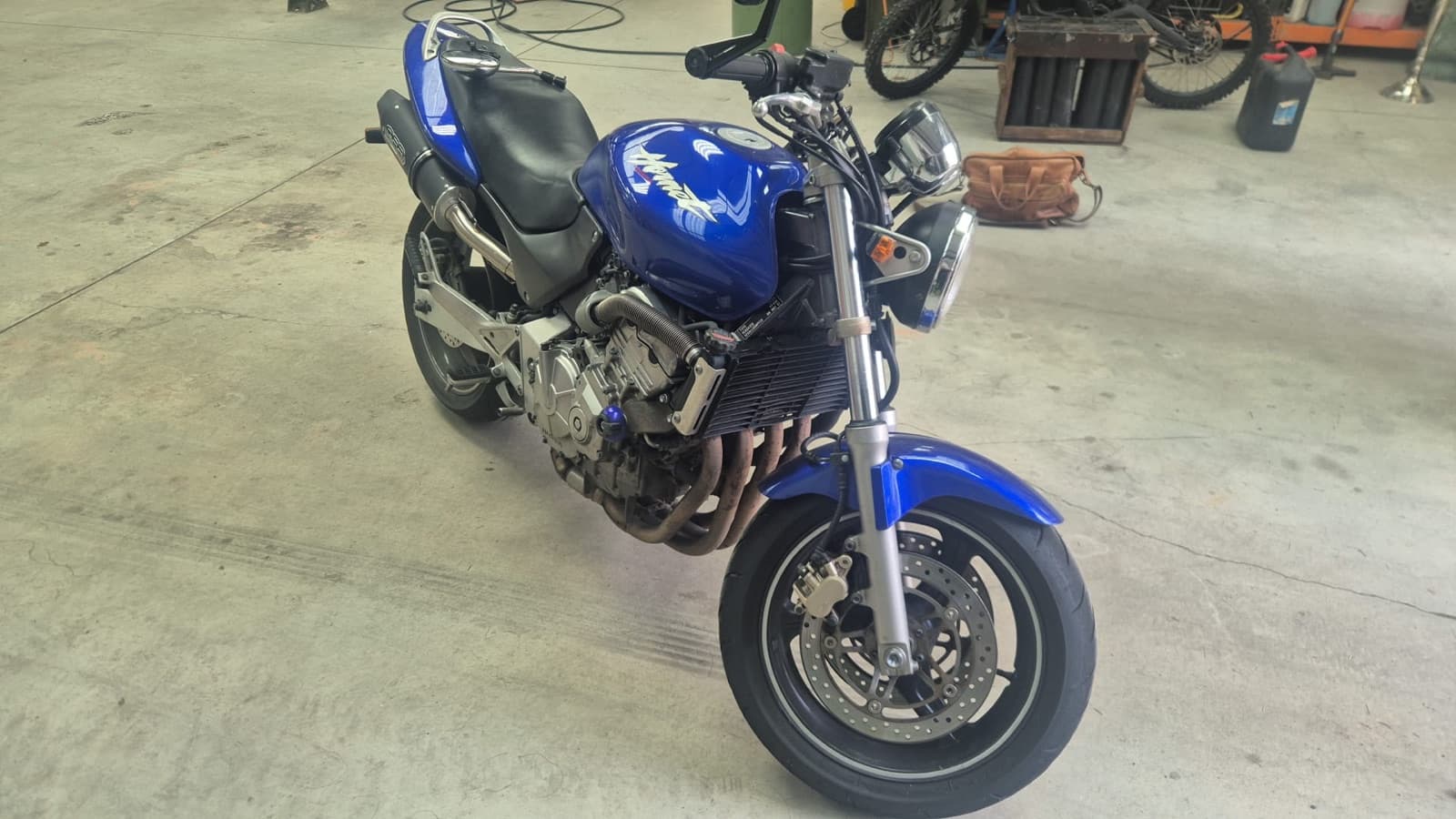 Blaues Motorrad bei der Schadenaufnahme durch den Sachverständigen