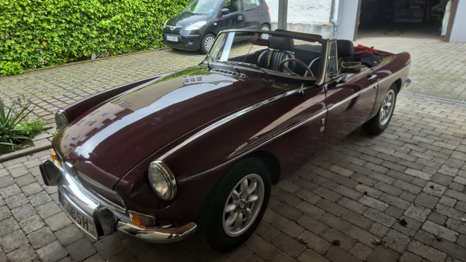 Rotes Oldtimer-Cabrio bei der Begutachtung für ein Wertgutachten