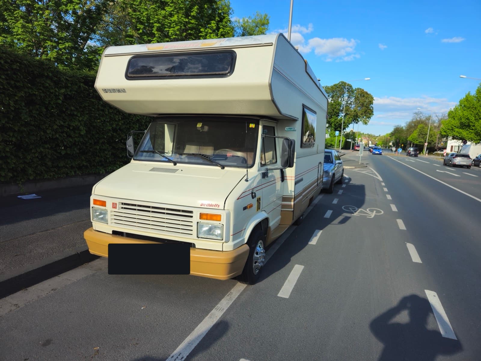 Wohnmobil mit Alkoven am Straßenrand bei der Begutachtung